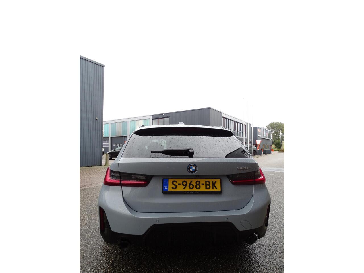 BMW 3-SERIE Touring 320e M-SPORT | PANORAMADAK| LEDER SPORT INTERIEUR| HEAD-UP DISPLAY| BORDENHERKENNING| DODE HOEK DETECTIE| HERMANKARDON | AIROC/ECC | CRUISECONTROLL | CAMERA | PARKEERSENSOREN |