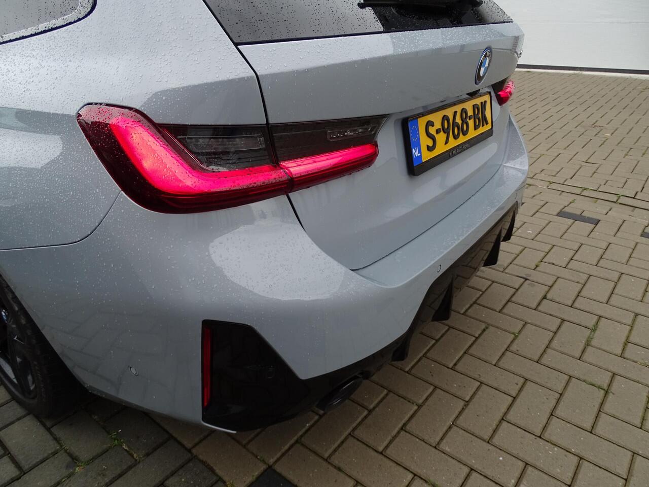 BMW 3-SERIE Touring 320e M-SPORT | PANORAMADAK| LEDER SPORT INTERIEUR| HEAD-UP DISPLAY| BORDENHERKENNING| DODE HOEK DETECTIE| HERMANKARDON | AIROC/ECC | CRUISECONTROLL | CAMERA | PARKEERSENSOREN |