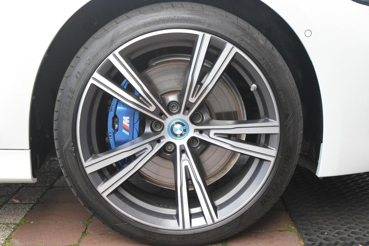 BMW 3-SERIE Touring 330e 292PK M-SPORT | PANORAMISCH SCHUIF/KANTEL DAK | M-SPORT PRO-PAKKET | M-SPORT REMMEN UITGEVOERD IN DONKERBLAUW MET M LOGO | BMW LIVE COCKPIT PROFESSIONAL | CURVED DISPLAY |DRIVING ASSISTANT INCL. HEAD-UP DISPLAY | PARKING ASSIST INCL. ACHTERUI