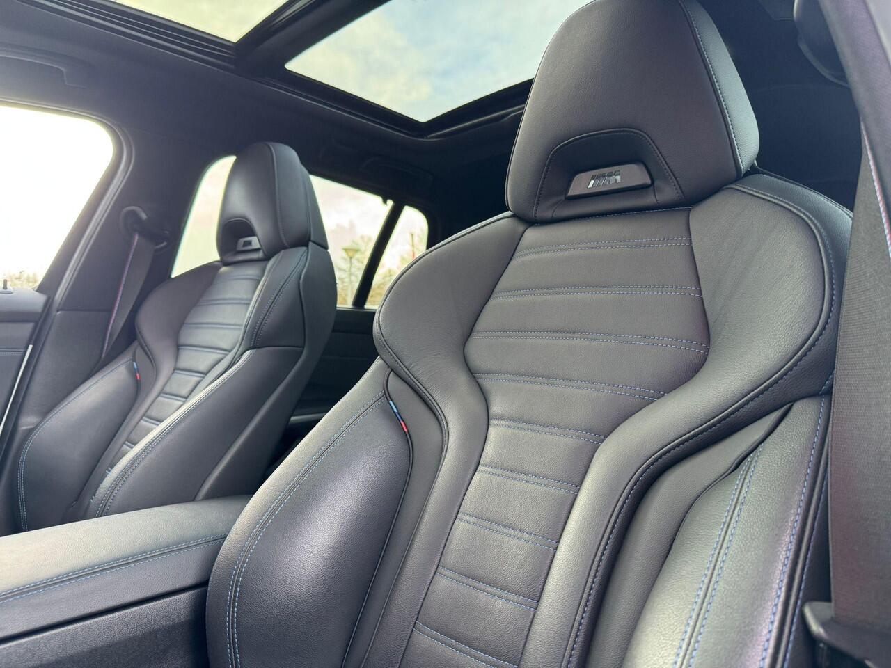 BMW 3-SERIE Touring 330e 292PK M-SPORT | PANORAMISCH SCHUIF/KANTEL DAK | M-SPORT PRO-PAKKET | M-SPORT REMMEN UITGEVOERD IN DONKERBLAUW MET M LOGO | BMW LIVE COCKPIT PROFESSIONAL | CURVED DISPLAY |DRIVING ASSISTANT INCL. HEAD-UP DISPLAY | PARKING ASSIST INCL. ACHTERUI