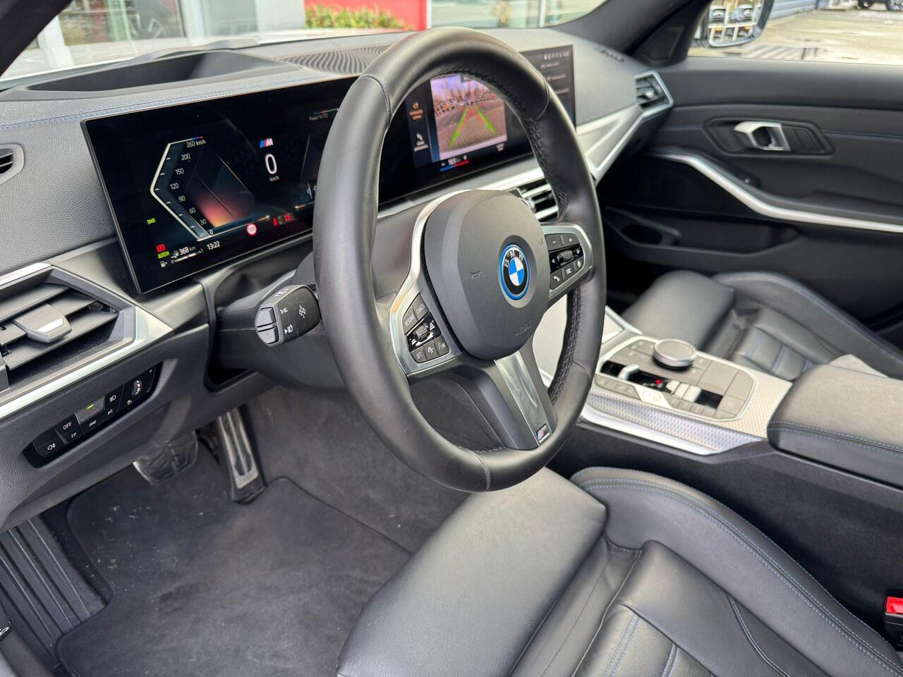 BMW 3-SERIE Touring 330e 292PK M-SPORT | PANORAMISCH SCHUIF/KANTEL DAK | M-SPORT PRO-PAKKET | M-SPORT REMMEN UITGEVOERD IN DONKERBLAUW MET M LOGO | BMW LIVE COCKPIT PROFESSIONAL | CURVED DISPLAY |DRIVING ASSISTANT INCL. HEAD-UP DISPLAY | PARKING ASSIST INCL. ACHTERUI