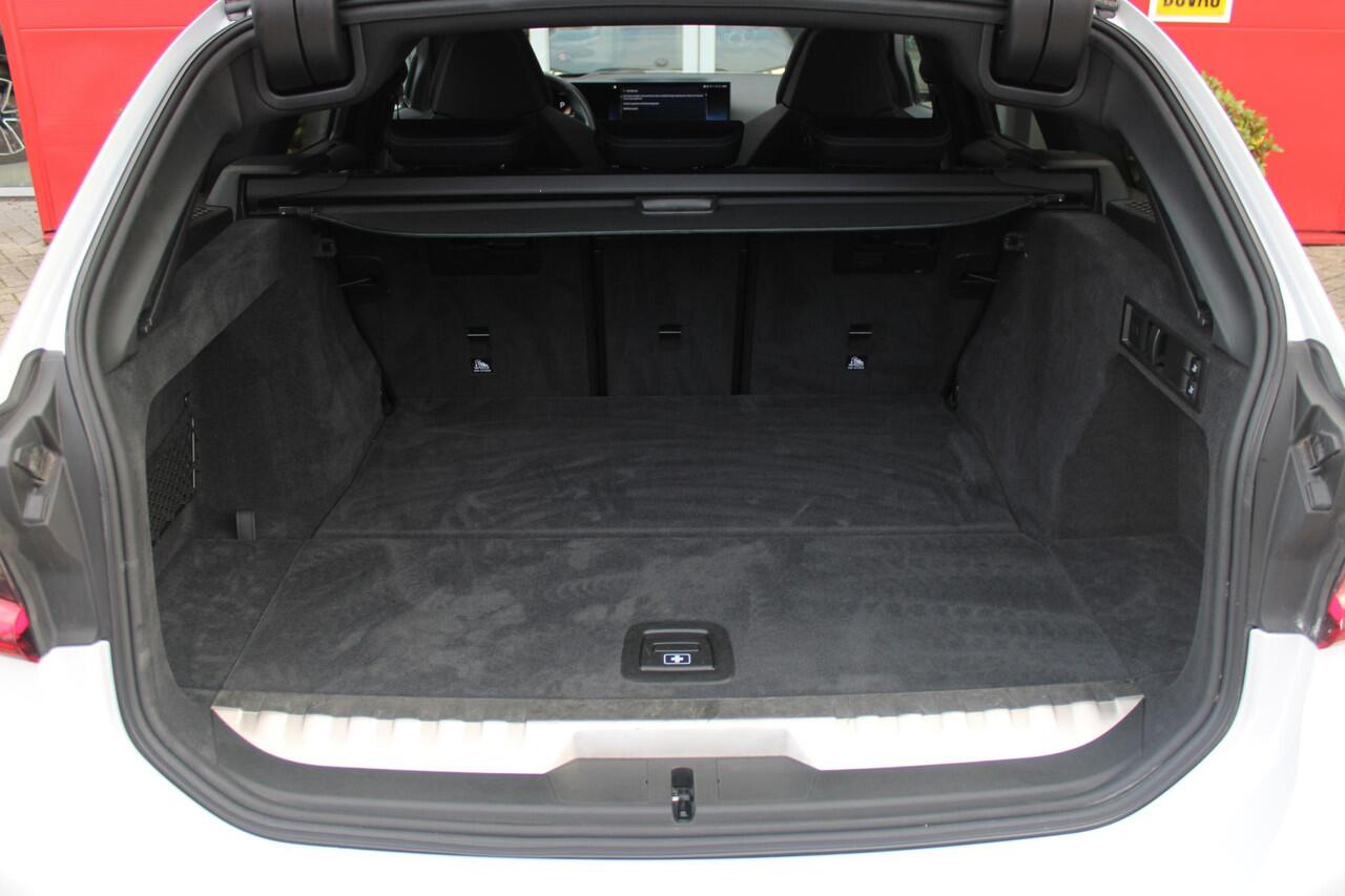 BMW 3-SERIE Touring 330e 292PK M-SPORT | PANORAMISCH SCHUIF/KANTEL DAK | M-SPORT PRO-PAKKET | M-SPORT REMMEN UITGEVOERD IN DONKERBLAUW MET M LOGO | BMW LIVE COCKPIT PROFESSIONAL | CURVED DISPLAY |DRIVING ASSISTANT INCL. HEAD-UP DISPLAY | PARKING ASSIST INCL. ACHTERUI