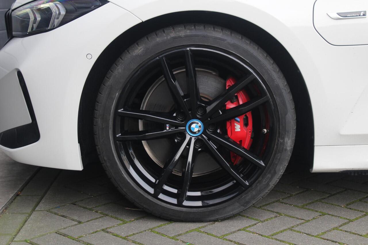 BMW 3-SERIE Touring 320e M-sport | 97% SOH | Adaptieve Cruise | BLIS | HUB | Pro pakket | Keyless | 19 Inch