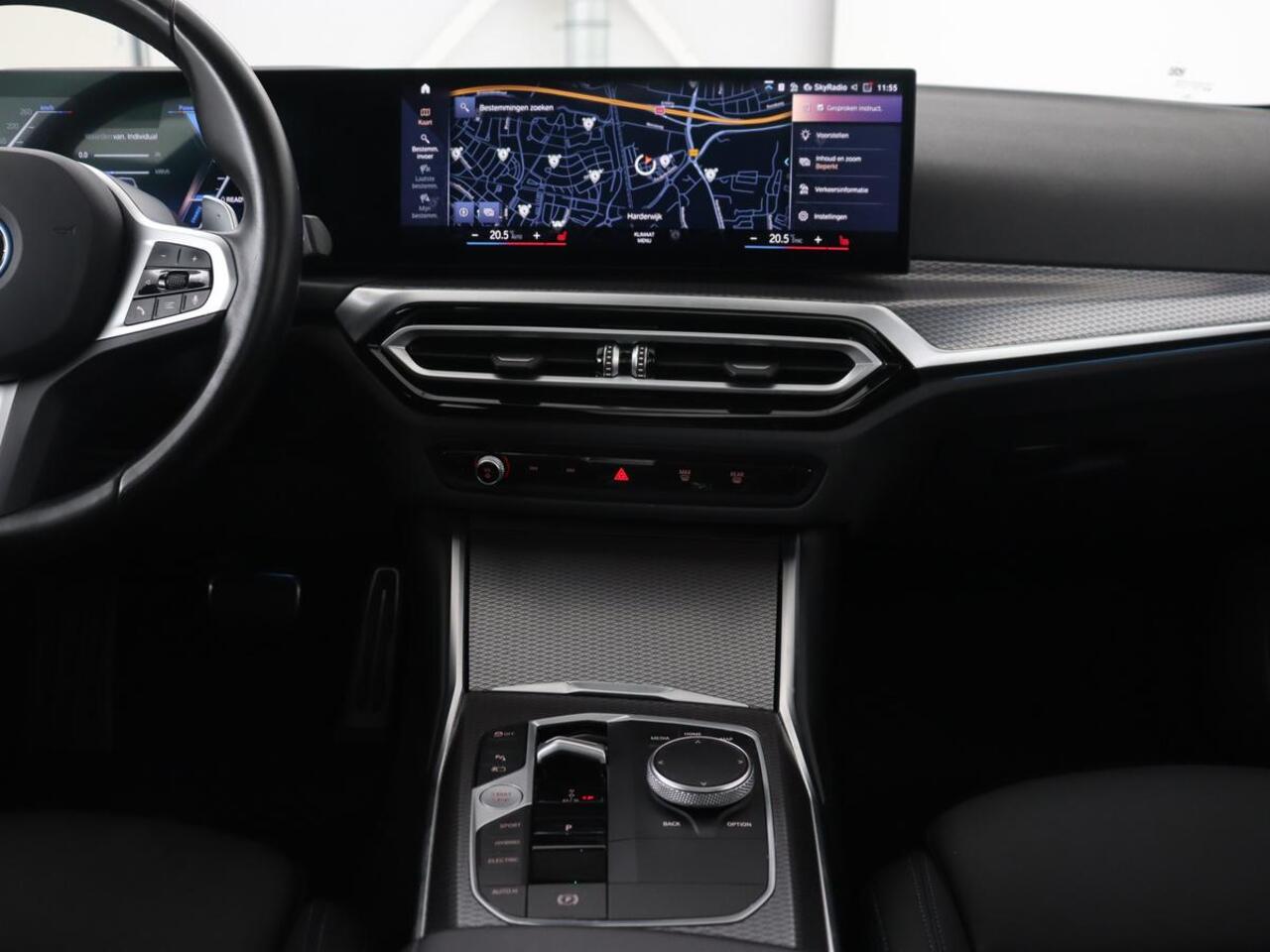 BMW 3-SERIE 320e M Sport | Panoramadak | Trekhaak | Stoelverwarming | Carplay | Sportstoelen | Leder/Alcantara | Navigatie | Widescreen Display | Sfeerverlichting | Parkeerhulp | PHEV | Plug In