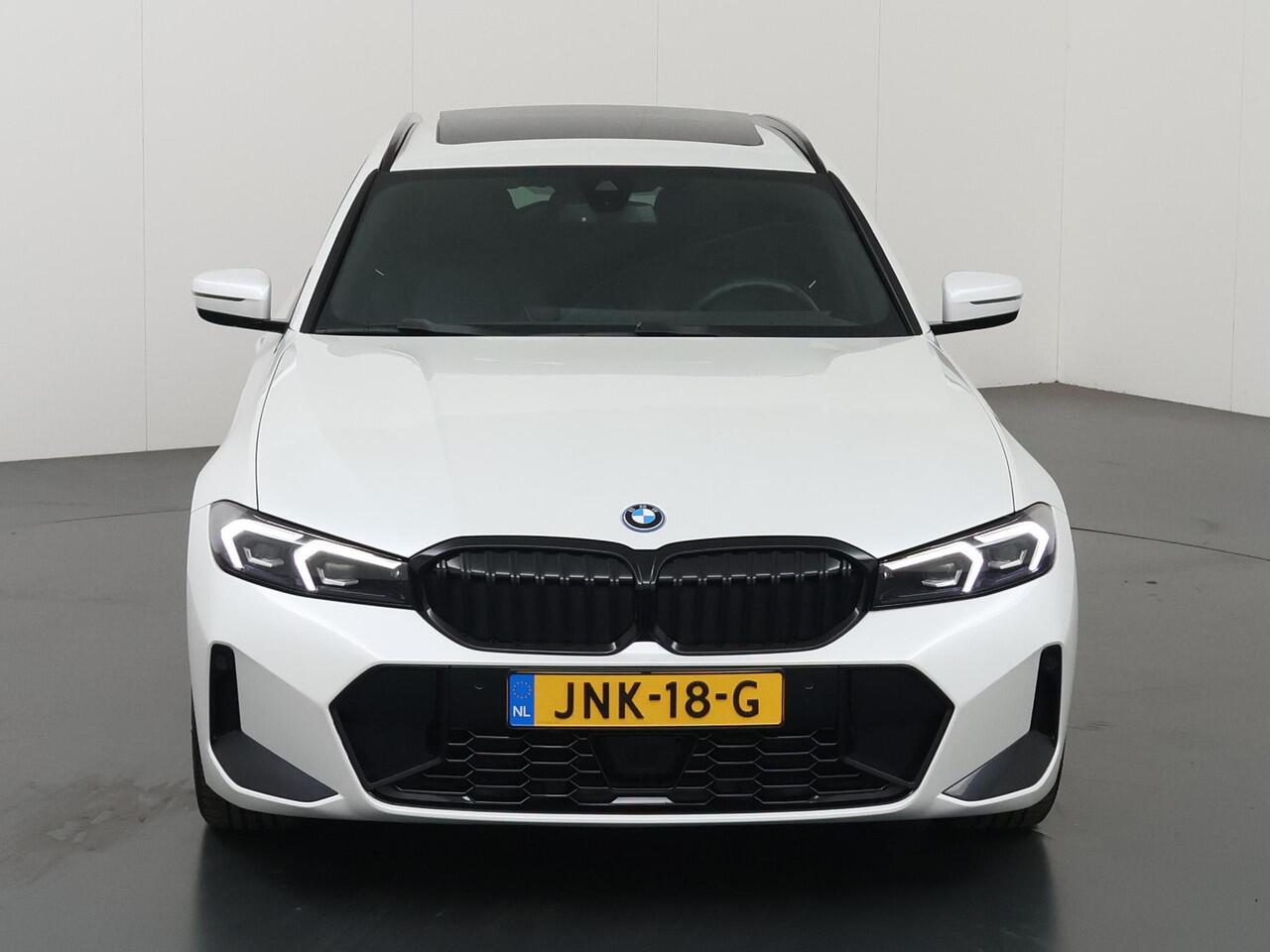 BMW 3-SERIE Touring 330e M-Sport | Panoramadak | Ele. stoelen + Geheugen | HUD | Sportstoelen | Camera | Apple CarPlay/Android auto | Adaptieve Cruise Control | Comfort Pakket | M-Sport Pro | HiFi | Curved Display |