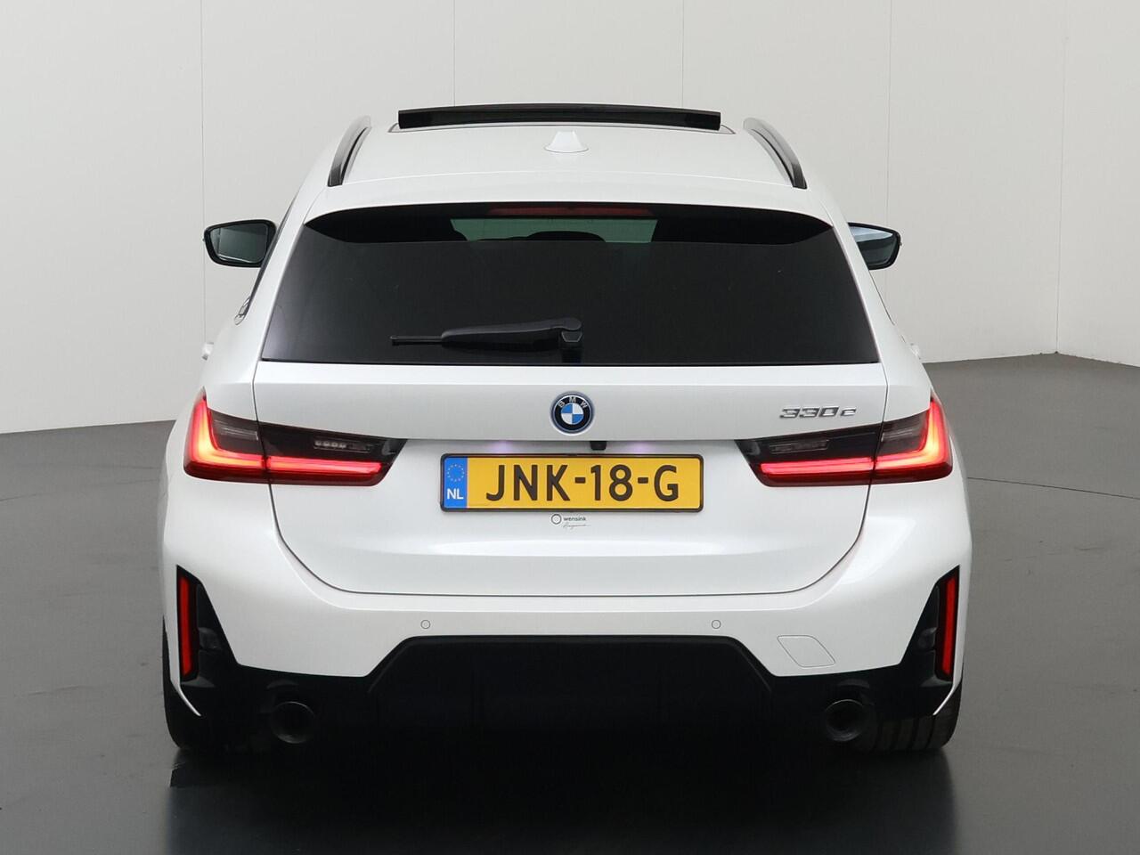 BMW 3-SERIE Touring 330e M-Sport | Panoramadak | Ele. stoelen + Geheugen | HUD | Sportstoelen | Camera | Apple CarPlay/Android auto | Adaptieve Cruise Control | Comfort Pakket | M-Sport Pro | HiFi | Curved Display |
