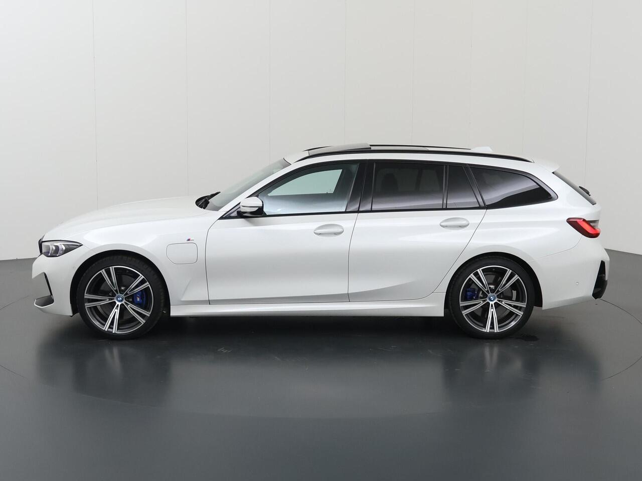 BMW 3-SERIE Touring 330e M-Sport | Panoramadak | Ele. stoelen + Geheugen | HUD | Sportstoelen | Camera | Apple CarPlay/Android auto | Adaptieve Cruise Control | Comfort Pakket | M-Sport Pro | HiFi | Curved Display |