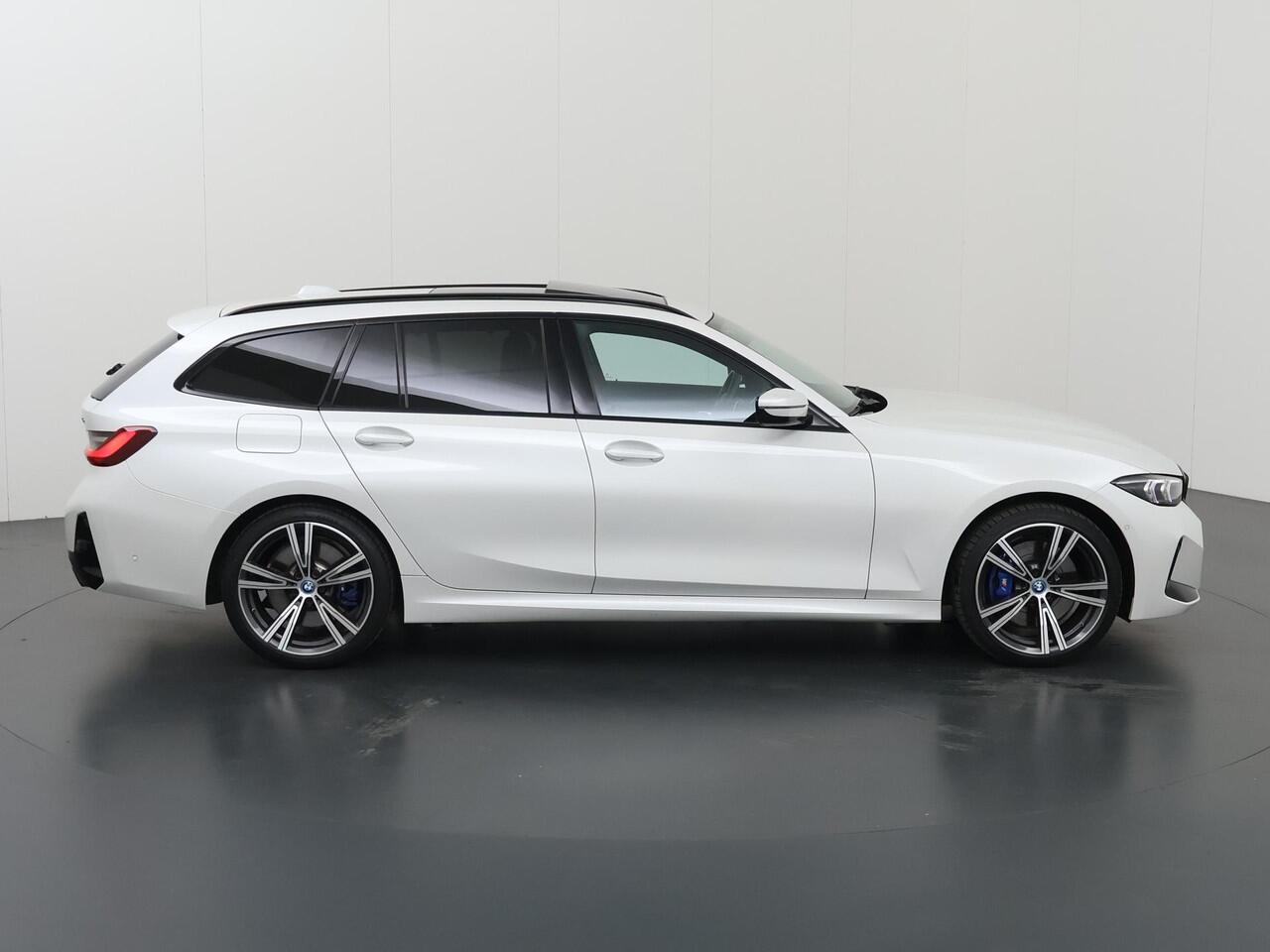 BMW 3-SERIE Touring 330e M-Sport | Panoramadak | Ele. stoelen + Geheugen | HUD | Sportstoelen | Camera | Apple CarPlay/Android auto | Adaptieve Cruise Control | Comfort Pakket | M-Sport Pro | HiFi | Curved Display |
