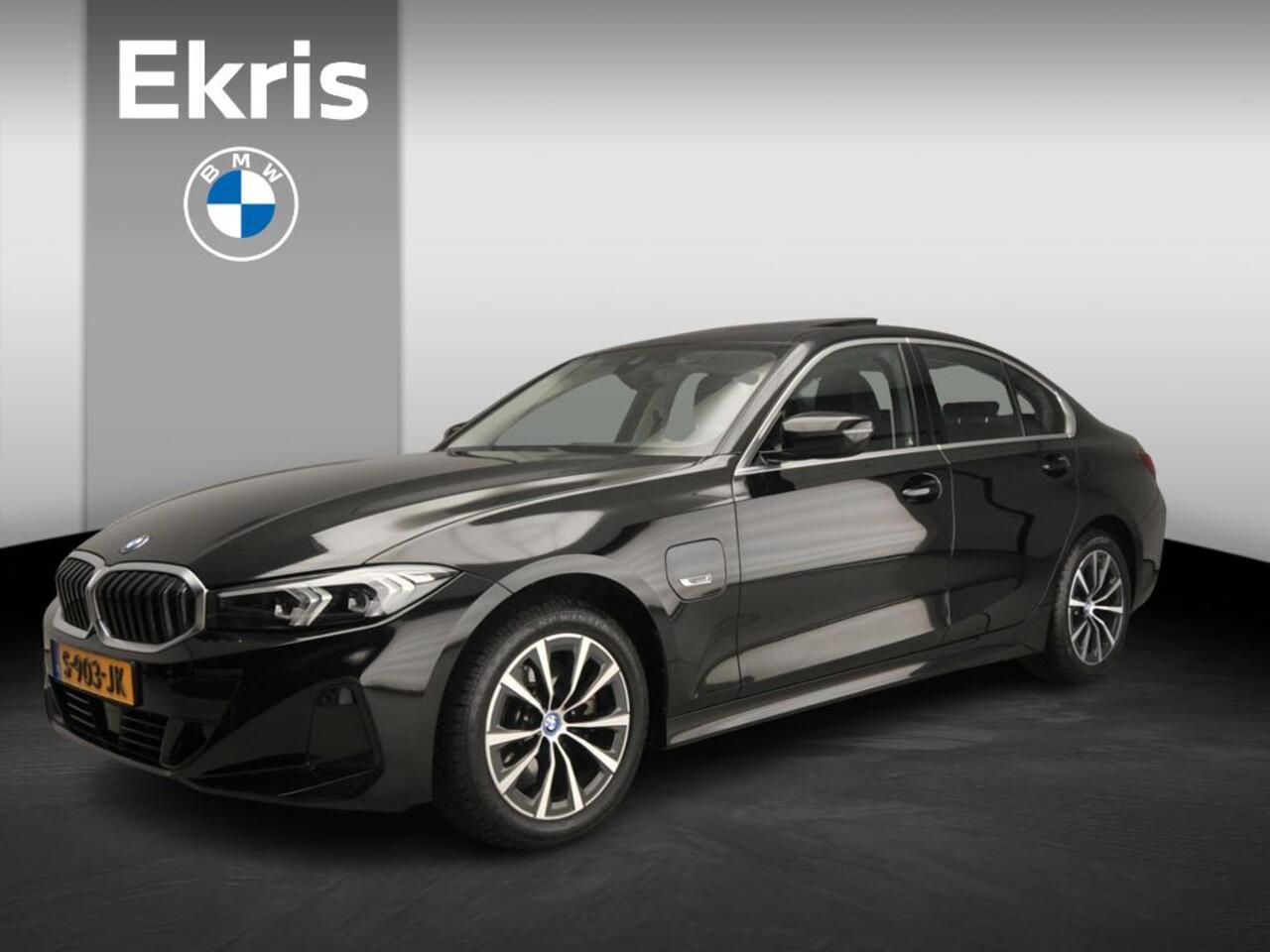 BMW 3-SERIE Sedan 330e | LED | Leder | Navigatie | Active cruise | Schuifdak | DAB | Hifi speakers | Alu 17 inch