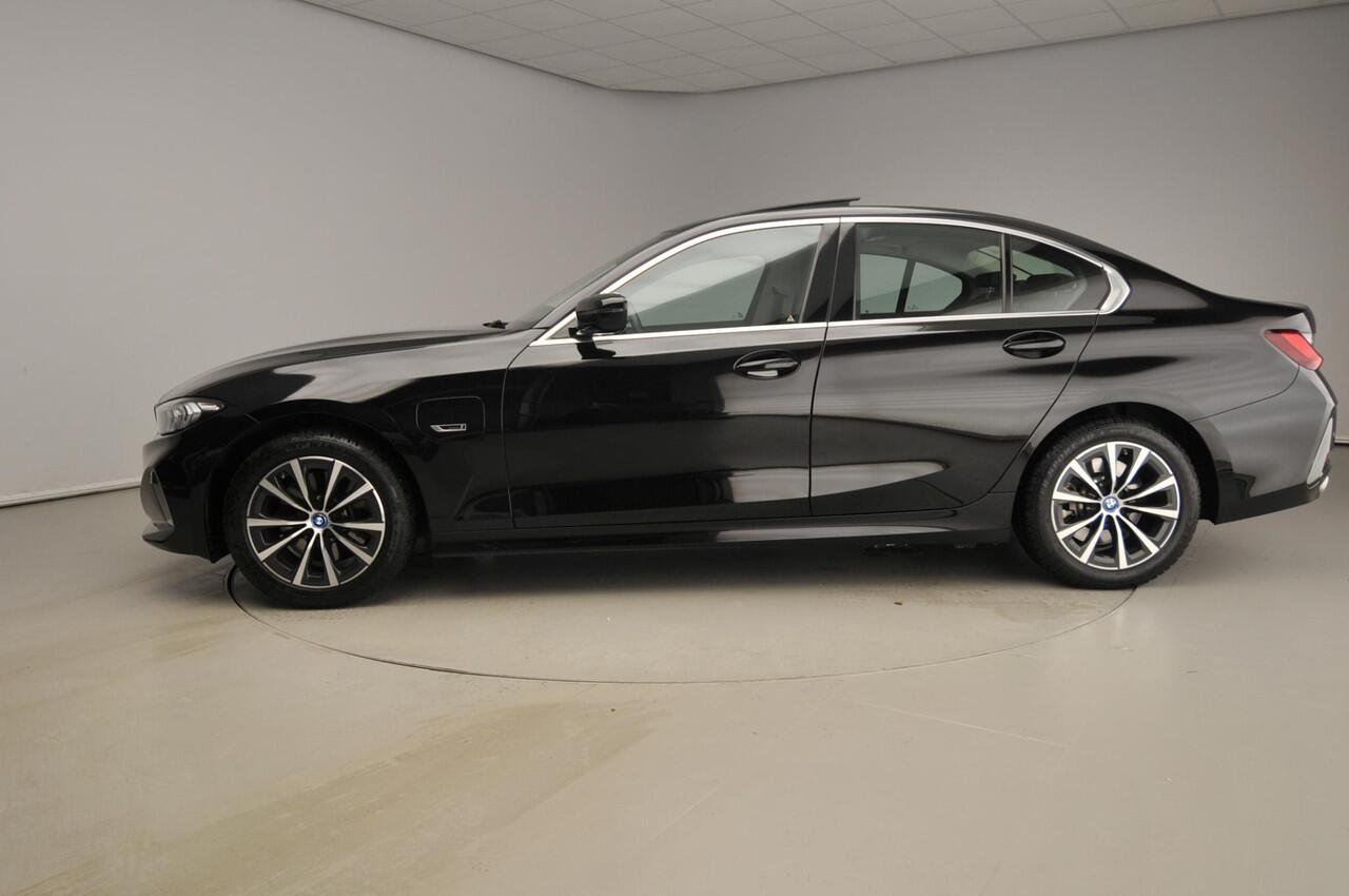 BMW 3-SERIE Sedan 330e | LED | Leder | Navigatie | Active cruise | Schuifdak | DAB | Hifi speakers | Alu 17 inch