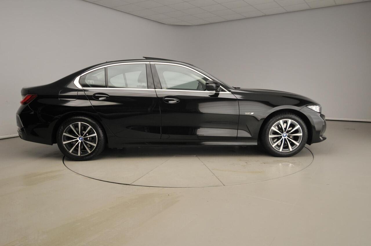 BMW 3-SERIE Sedan 330e | LED | Leder | Navigatie | Active cruise | Schuifdak | DAB | Hifi speakers | Alu 17 inch