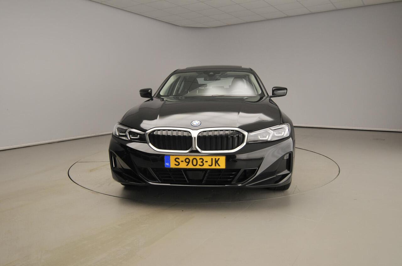 BMW 3-SERIE Sedan 330e | LED | Leder | Navigatie | Active cruise | Schuifdak | DAB | Hifi speakers | Alu 17 inch