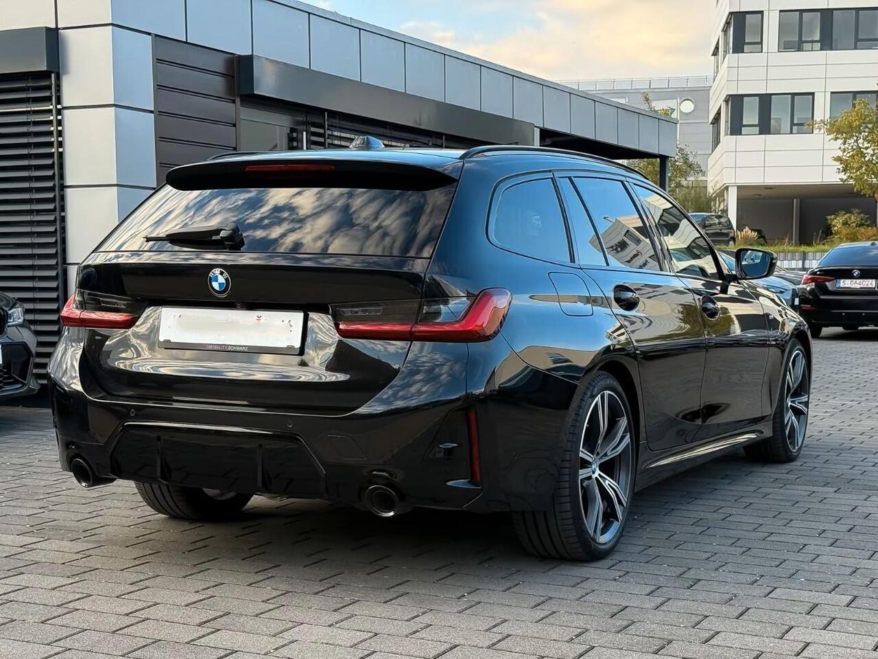 BMW 3-SERIE Touring 320d xDrive M-SPORT ** LED, NAVI+, LEDER, PANORAMA, H&K, HuD, TREKH, 19-inch LMV ** 1e EIG - UNFALLFREI ** ** INFORMEER OOK NAAR ONZE AANTREKKELIJKE FINANCIAL-LEASE TARIEVEN **