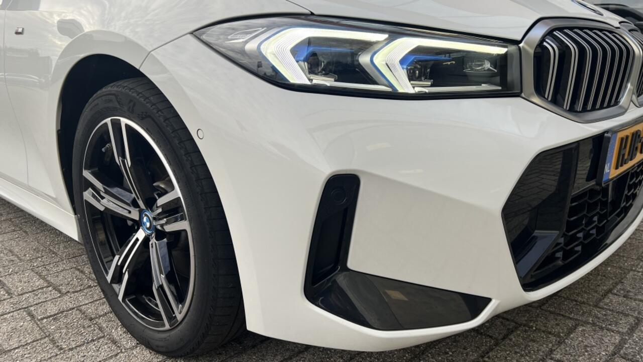 BMW 3-SERIE Touring 330e M-Sport | Navi | Camera | Stoel-Stuurverwarming