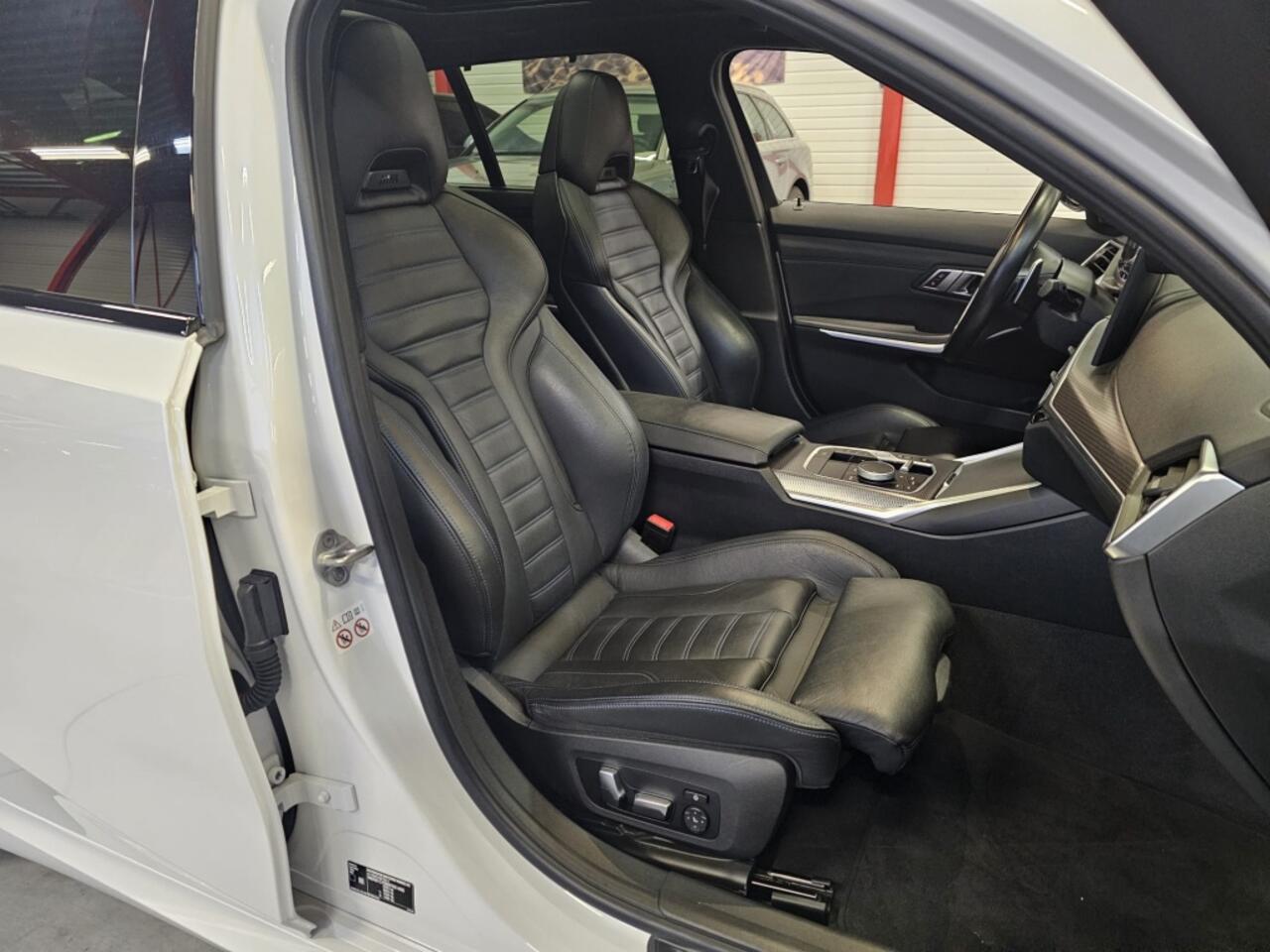 BMW 3-SERIE Touring 330e | Laser Light | Stoelverwarming | Panoramadak | Compleet