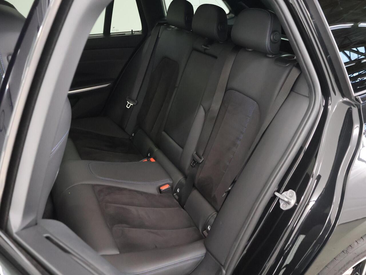 BMW 3-SERIE Touring 320e M-Sport | Facelift | Panoramadak | Elek. Stoelen met Geheugen | HUD | Sportstoelen | 360° Camera | Apple Carplay/Android Auto | Cruise Control | Comfort Pakket | M-Sport Pro | Curved Display |