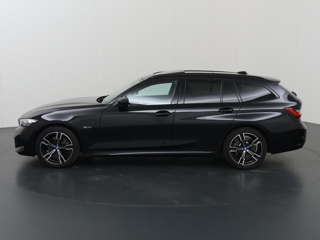 BMW 3-SERIE Touring 320e M-Sport | Facelift | Panoramadak | Elek. Stoelen met Geheugen | HUD | Sportstoelen | 360° Camera | Apple Carplay/Android Auto | Cruise Control | Comfort Pakket | M-Sport Pro | Curved Display |