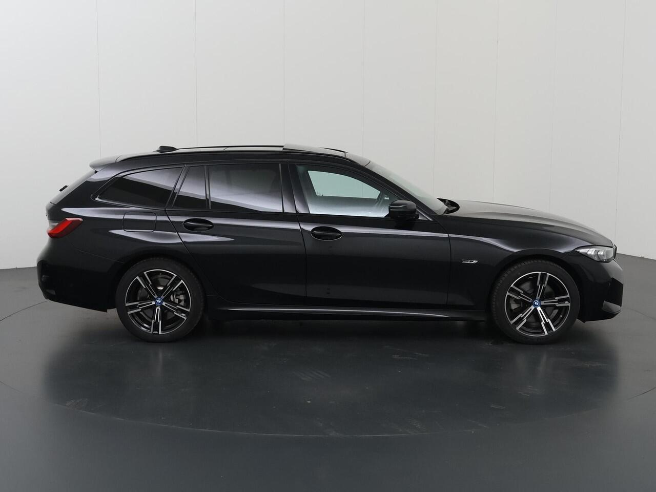 BMW 3-SERIE Touring 320e M-Sport | Facelift | Panoramadak | Elek. Stoelen met Geheugen | HUD | Sportstoelen | 360° Camera | Apple Carplay/Android Auto | Cruise Control | Comfort Pakket | M-Sport Pro | Curved Display |