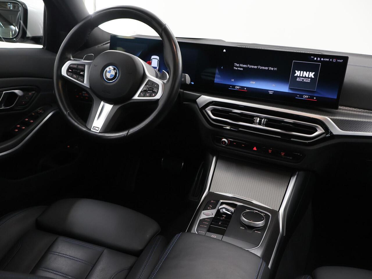 BMW 3-SERIE Touring 330e | Panoramadak | Elek. Sportstoelen met Geheugen | HUD | Camera | Apple Carplay/Android Auto | Adaptieve Cruise Control | Comfort Pakket | M-Sport Pro | Curved Display |