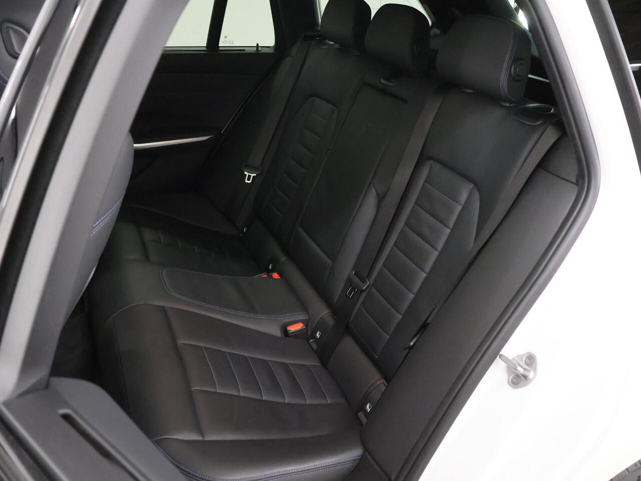 BMW 3-SERIE Touring 330e | Panoramadak | Elek. Sportstoelen met Geheugen | HUD | Camera | Apple Carplay/Android Auto | Adaptieve Cruise Control | Comfort Pakket | M-Sport Pro | Curved Display |