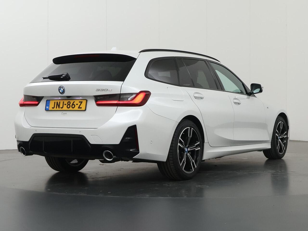 BMW 3-SERIE Touring 330e | Panoramadak | Elek. Sportstoelen met Geheugen | HUD | Camera | Apple Carplay/Android Auto | Adaptieve Cruise Control | Comfort Pakket | M-Sport Pro | Curved Display |