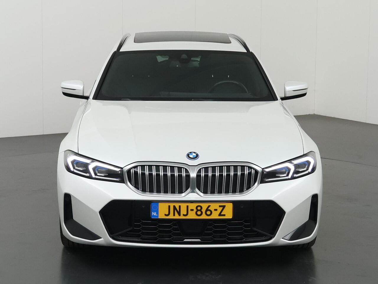 BMW 3-SERIE Touring 330e | Panoramadak | Elek. Sportstoelen met Geheugen | HUD | Camera | Apple Carplay/Android Auto | Adaptieve Cruise Control | Comfort Pakket | M-Sport Pro | Curved Display |