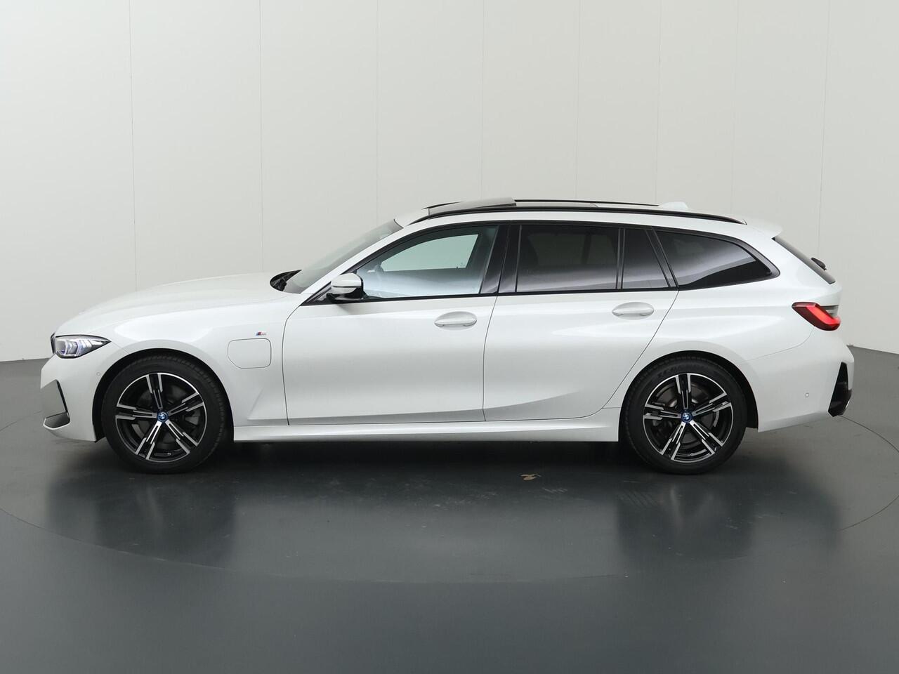 BMW 3-SERIE Touring 330e | Panoramadak | Elek. Sportstoelen met Geheugen | HUD | Camera | Apple Carplay/Android Auto | Adaptieve Cruise Control | Comfort Pakket | M-Sport Pro | Curved Display |