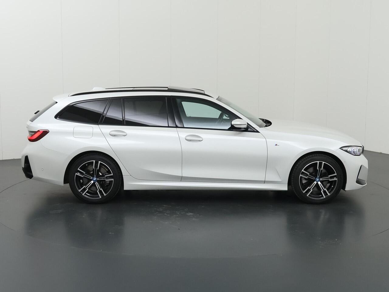 BMW 3-SERIE Touring 330e | Panoramadak | Elek. Sportstoelen met Geheugen | HUD | Camera | Apple Carplay/Android Auto | Adaptieve Cruise Control | Comfort Pakket | M-Sport Pro | Curved Display |