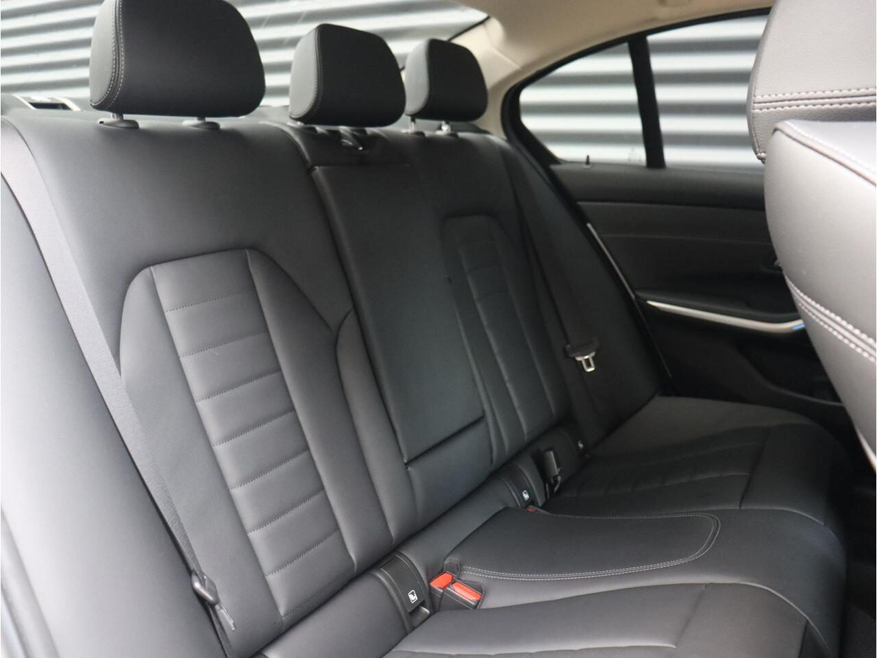 BMW 3-SERIE Sedan 330e | High Executive | Comfort Access | Elektr. Voorstoelen | Sportstoelen | Hi-Fi | Climate Control | Stoelverwarming | Getint Glas | 17'' LMV
