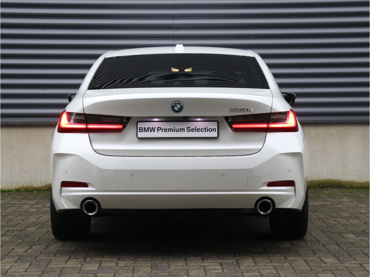 BMW 3-SERIE Sedan 330e | High Executive | Comfort Access | Elektr. Voorstoelen | Sportstoelen | Hi-Fi | Climate Control | Stoelverwarming | Getint Glas | 17'' LMV