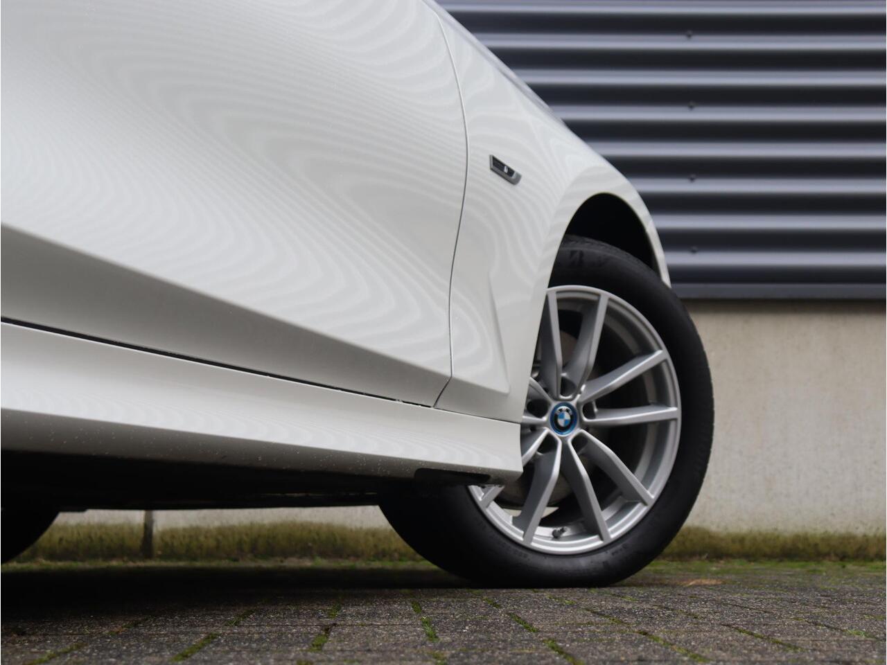 BMW 3-SERIE Sedan 330e | High Executive | Comfort Access | Elektr. Voorstoelen | Sportstoelen | Hi-Fi | Climate Control | Stoelverwarming | Getint Glas | 17'' LMV