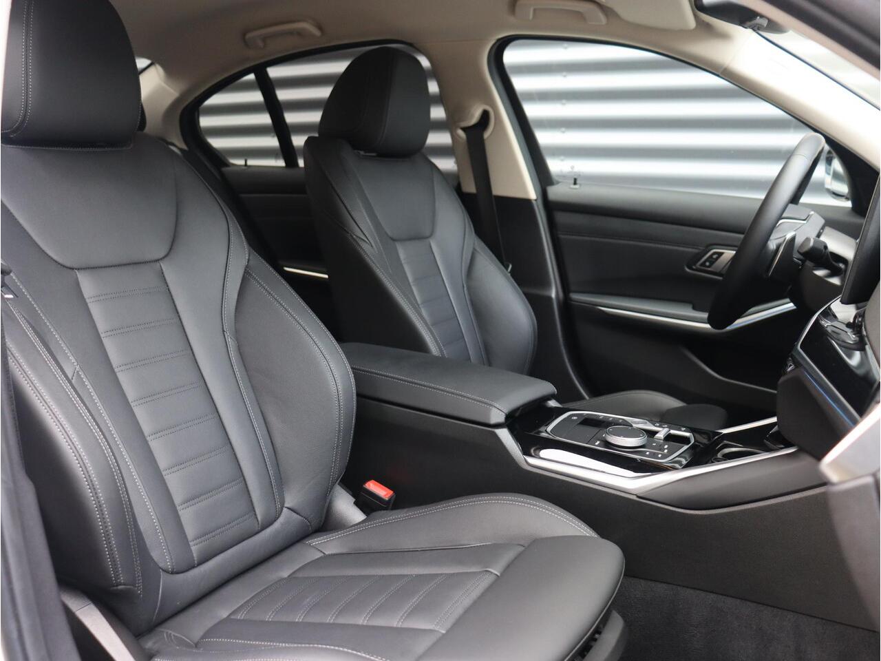 BMW 3-SERIE Sedan 330e | High Executive | Comfort Access | Elektr. Voorstoelen | Sportstoelen | Hi-Fi | Climate Control | Stoelverwarming | Getint Glas | 17'' LMV