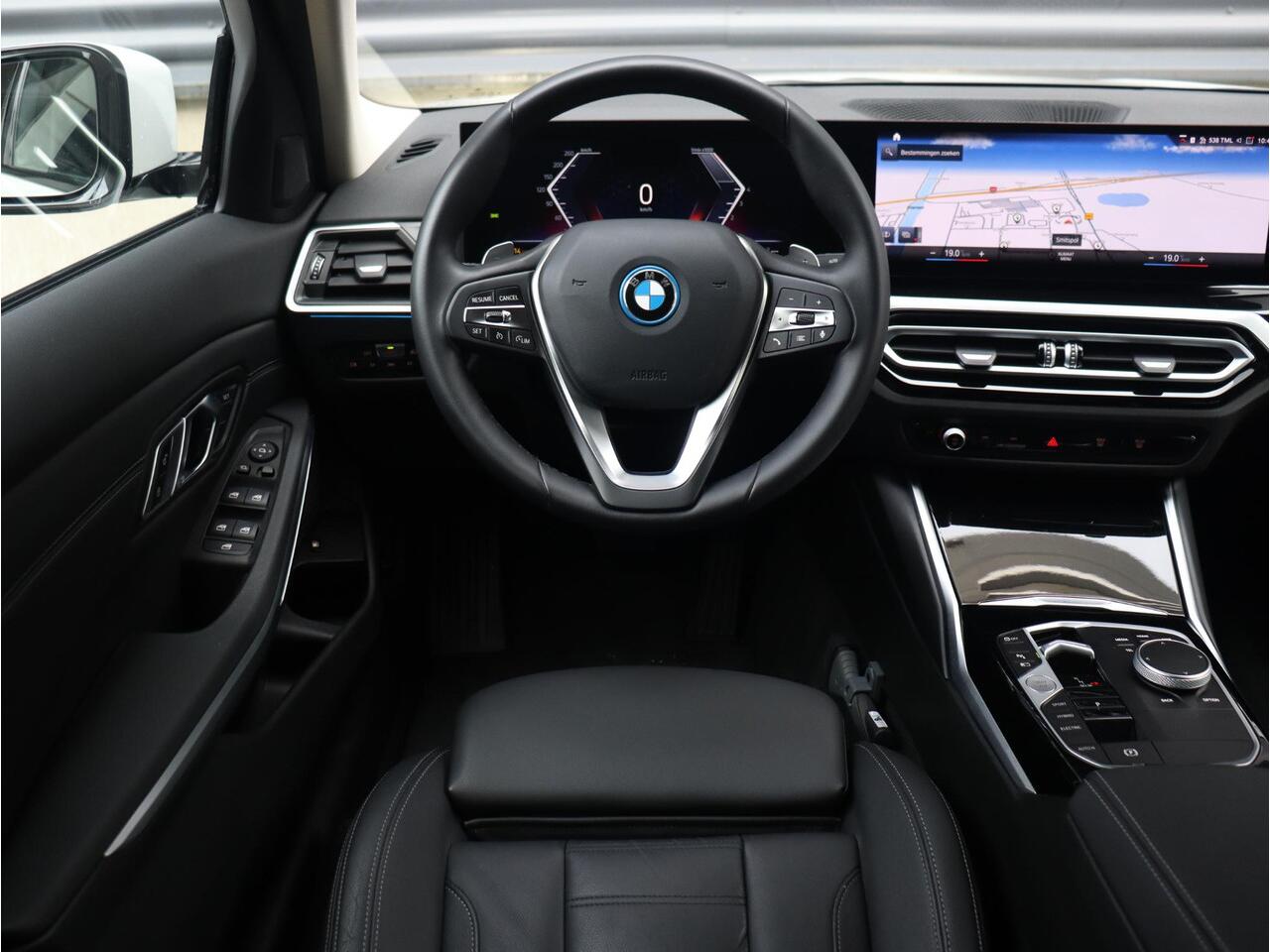 BMW 3-SERIE Sedan 330e | High Executive | Comfort Access | Elektr. Voorstoelen | Sportstoelen | Hi-Fi | Climate Control | Stoelverwarming | Getint Glas | 17'' LMV