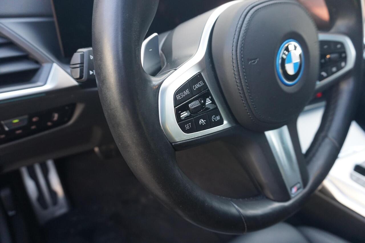 BMW 3-SERIE Touring 320e xDrive M Sportpakket 18'' / Panoramadak / Elektrisch verstelbare stoelen / Active Cruise Control / HiFi System