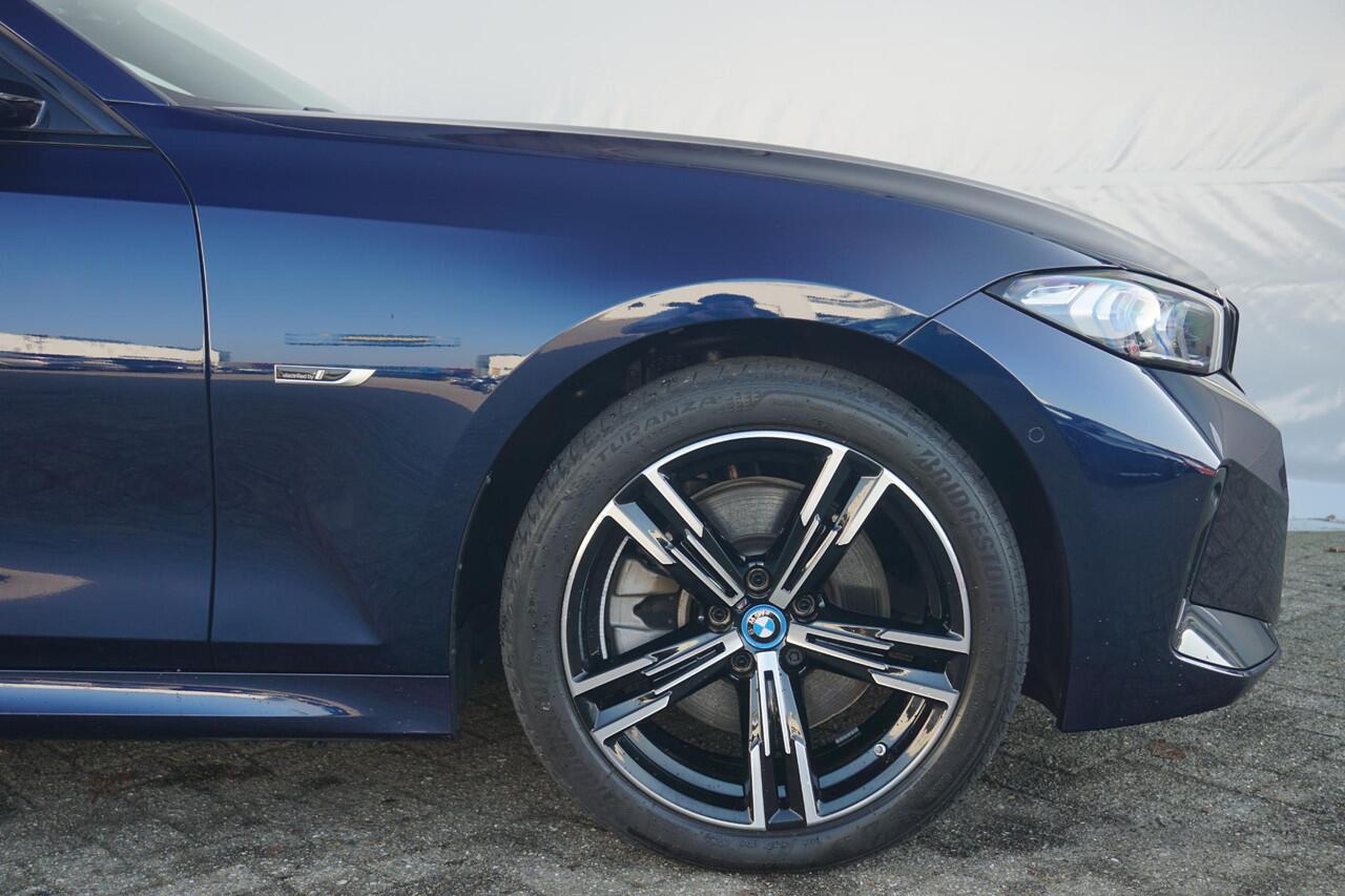 BMW 3-SERIE Touring 320e xDrive M Sportpakket 18'' / Panoramadak / Elektrisch verstelbare stoelen / Active Cruise Control / HiFi System