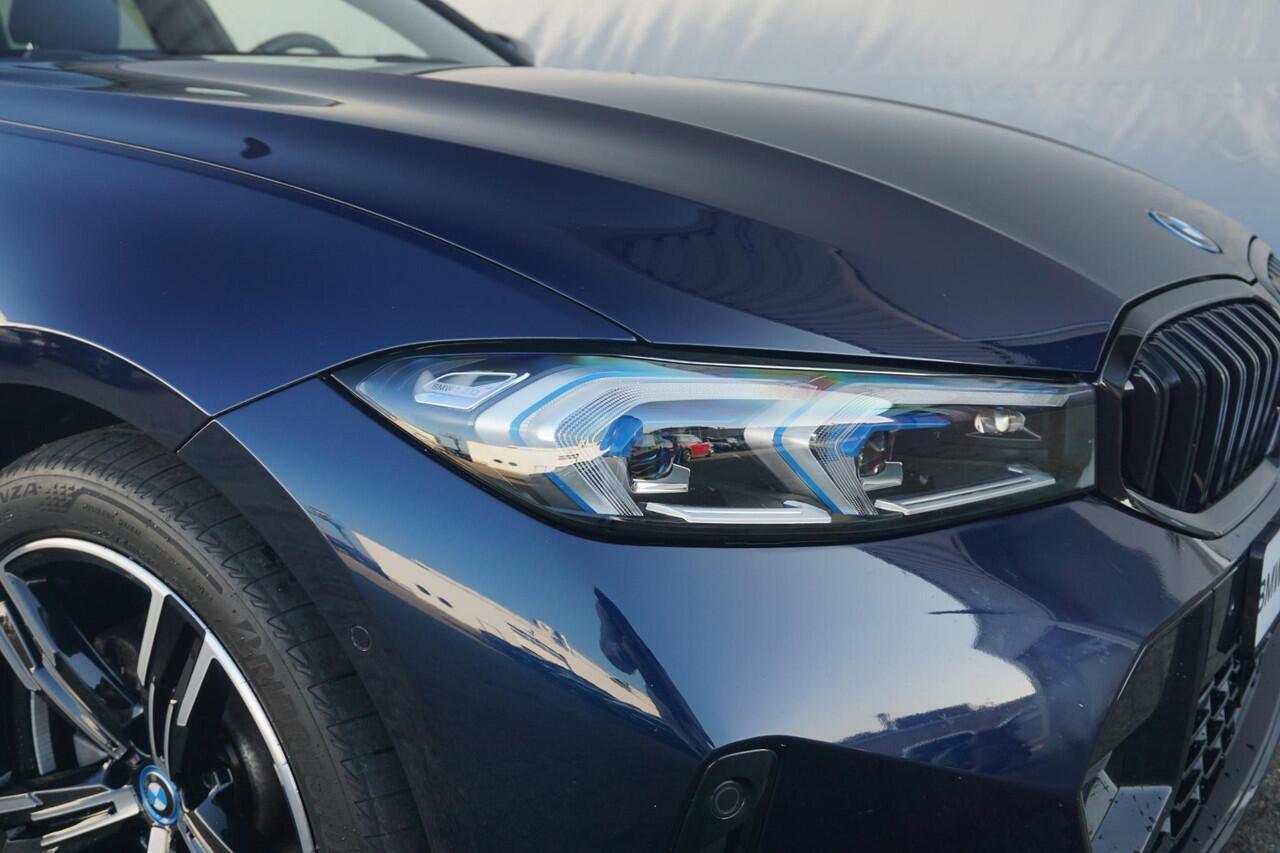 BMW 3-SERIE Touring 320e xDrive M Sportpakket 18'' / Panoramadak / Elektrisch verstelbare stoelen / Active Cruise Control / HiFi System