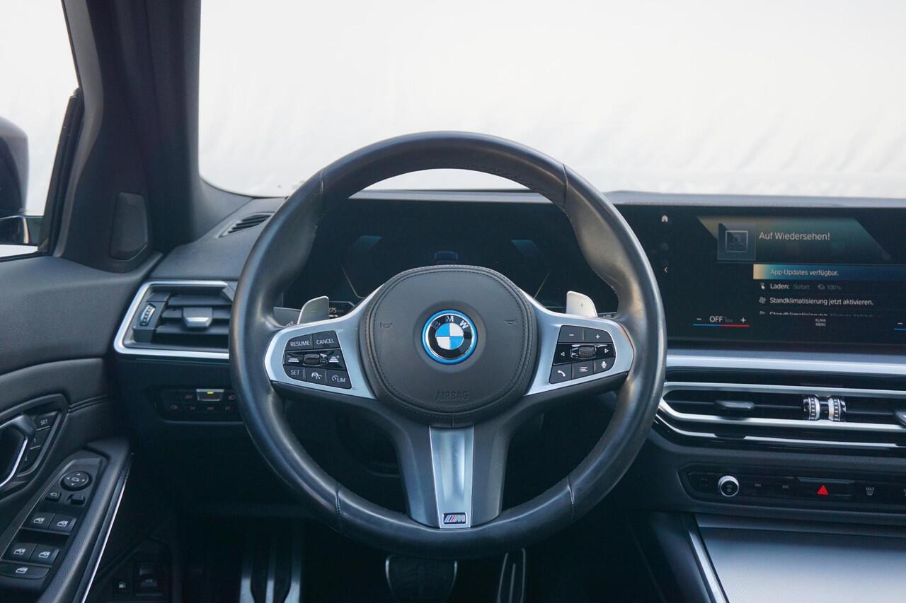 BMW 3-SERIE Touring 320e xDrive M Sportpakket 18'' / Panoramadak / Elektrisch verstelbare stoelen / Active Cruise Control / HiFi System