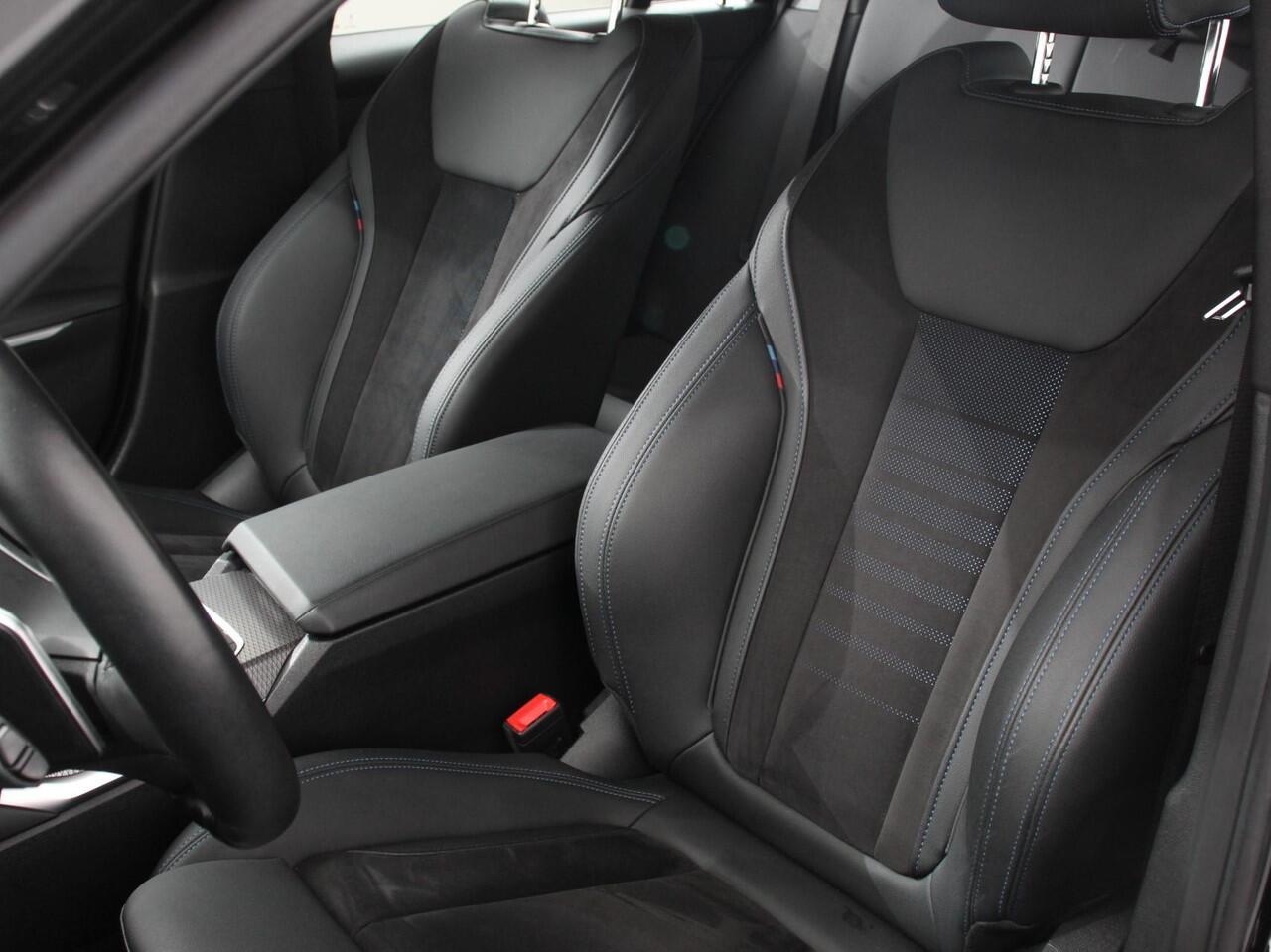 BMW 3-SERIE Touring 330e Touring M Sport PHEV | DEMO ! | Navigatie | Climate Control | Lichtmetalen velgen | LED | Virtual Cockpit | Parkeersensoren Voor en Achter | Achteruitrijcamera | Apple carplay/ Android auto | Stoelverwarming | Stuur verwarming | Elektrische a