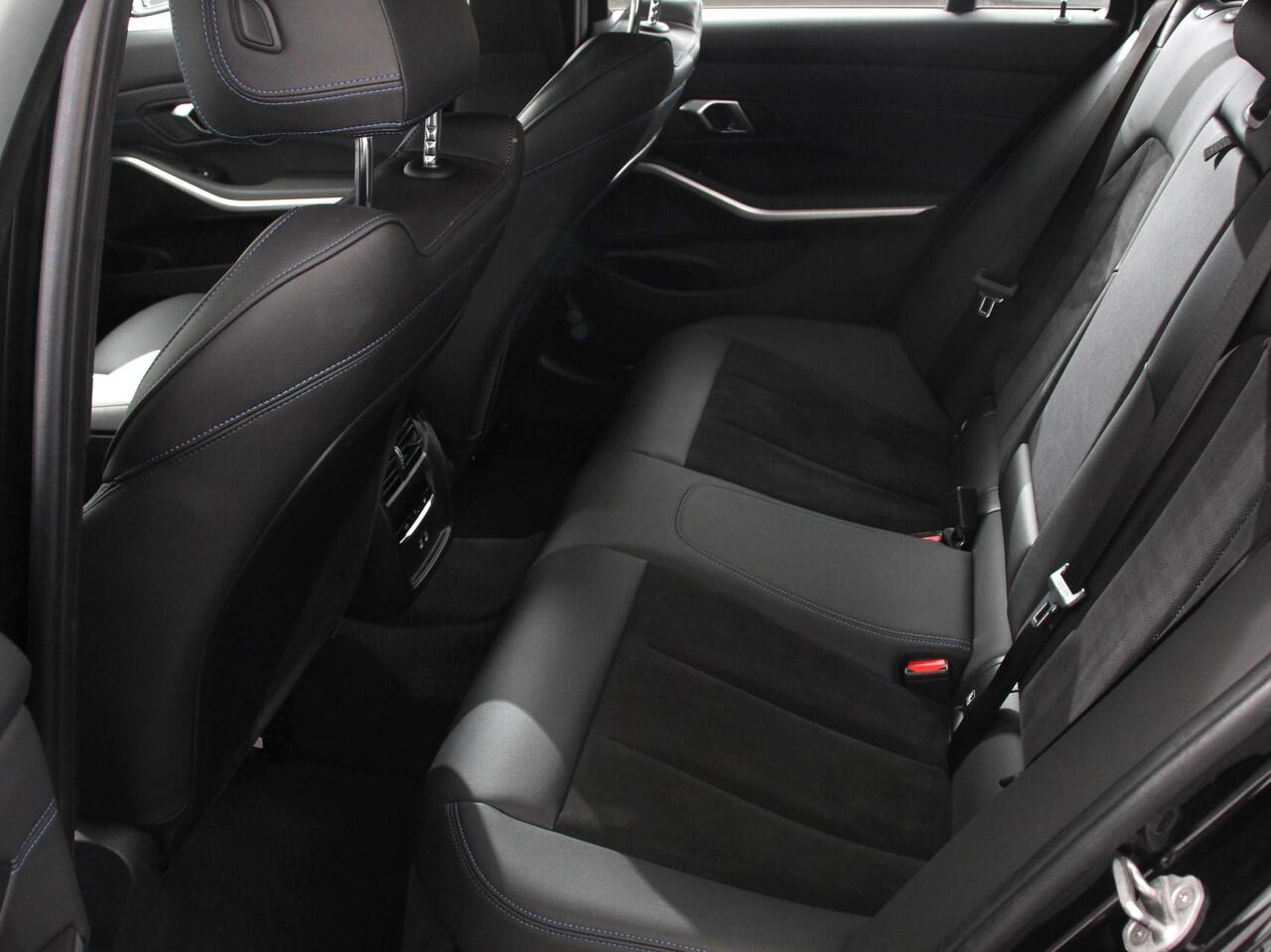 BMW 3-SERIE Touring 330e Touring M Sport PHEV | DEMO ! | Navigatie | Climate Control | Lichtmetalen velgen | LED | Virtual Cockpit | Parkeersensoren Voor en Achter | Achteruitrijcamera | Apple carplay/ Android auto | Stoelverwarming | Stuur verwarming | Elektrische a