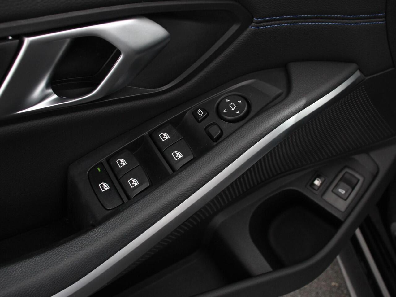 BMW 3-SERIE Touring 330e Touring M Sport PHEV | DEMO ! | Navigatie | Climate Control | Lichtmetalen velgen | LED | Virtual Cockpit | Parkeersensoren Voor en Achter | Achteruitrijcamera | Apple carplay/ Android auto | Stoelverwarming | Stuur verwarming | Elektrische a