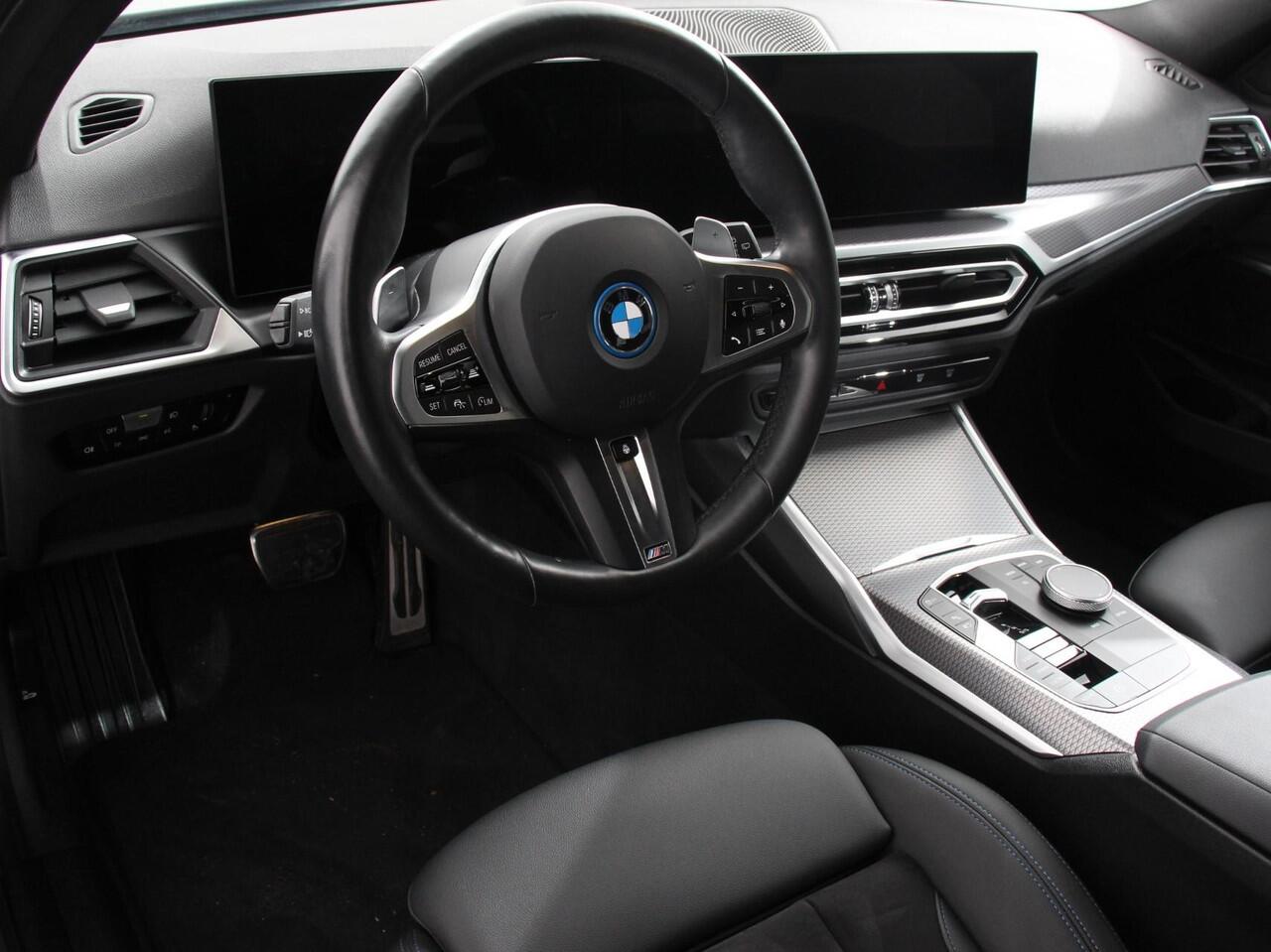 BMW 3-SERIE Touring 330e Touring M Sport PHEV | DEMO ! | Navigatie | Climate Control | Lichtmetalen velgen | LED | Virtual Cockpit | Parkeersensoren Voor en Achter | Achteruitrijcamera | Apple carplay/ Android auto | Stoelverwarming | Stuur verwarming | Elektrische a