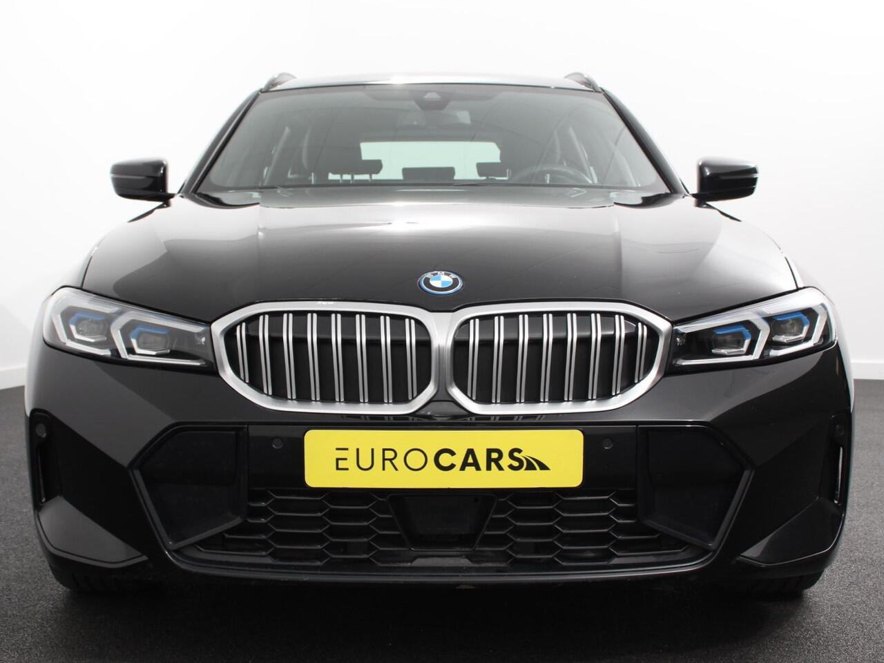 BMW 3-SERIE Touring 330e Touring M Sport PHEV | DEMO ! | Navigatie | Climate Control | Lichtmetalen velgen | LED | Virtual Cockpit | Parkeersensoren Voor en Achter | Achteruitrijcamera | Apple carplay/ Android auto | Stoelverwarming | Stuur verwarming | Elektrische a