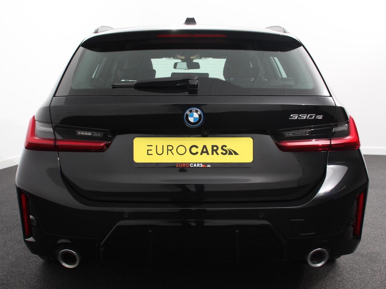 BMW 3-SERIE Touring 330e Touring M Sport PHEV | DEMO ! | Navigatie | Climate Control | Lichtmetalen velgen | LED | Virtual Cockpit | Parkeersensoren Voor en Achter | Achteruitrijcamera | Apple carplay/ Android auto | Stoelverwarming | Stuur verwarming | Elektrische a