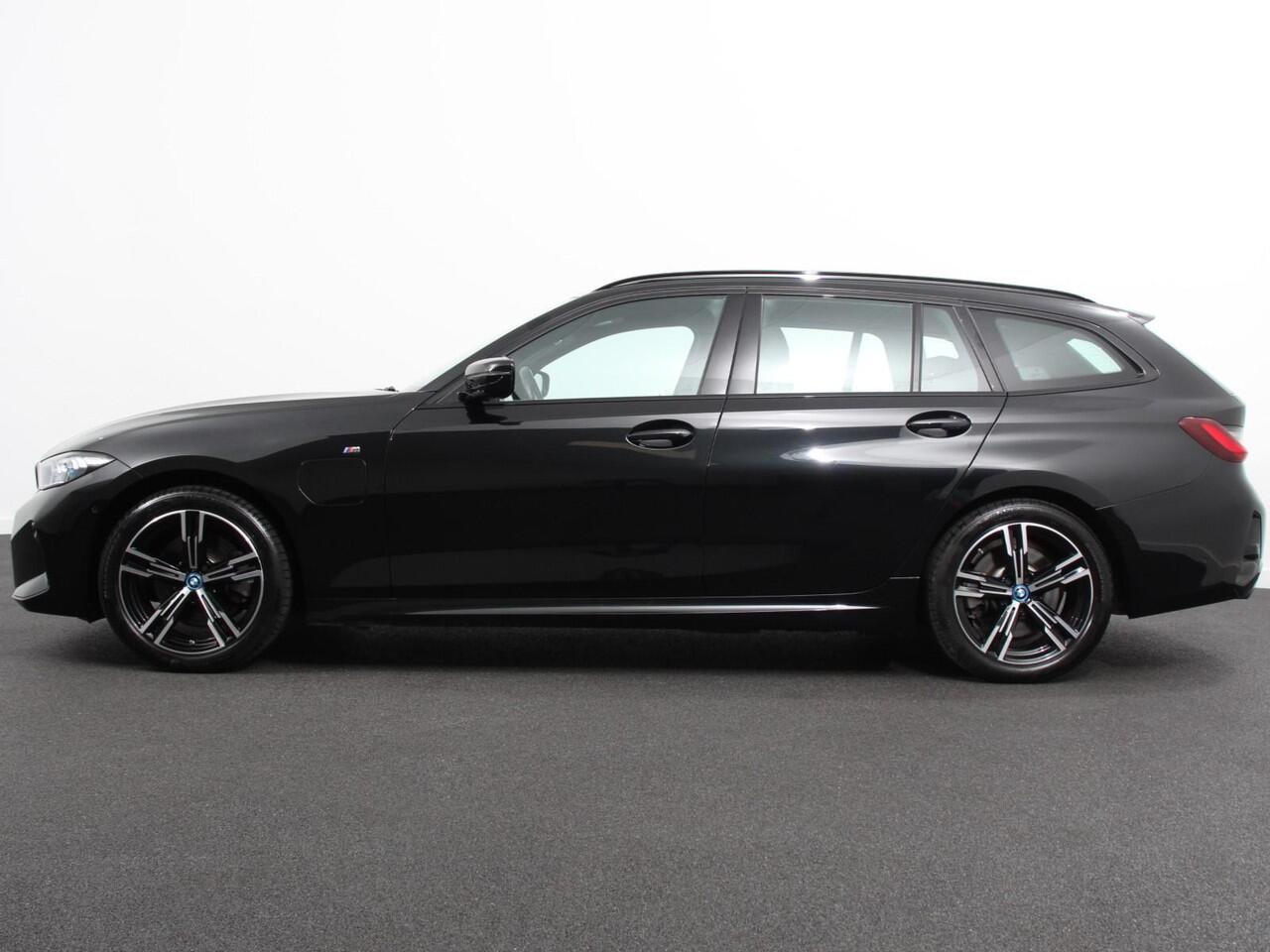 BMW 3-SERIE Touring 330e Touring M Sport PHEV | DEMO ! | Navigatie | Climate Control | Lichtmetalen velgen | LED | Virtual Cockpit | Parkeersensoren Voor en Achter | Achteruitrijcamera | Apple carplay/ Android auto | Stoelverwarming | Stuur verwarming | Elektrische a