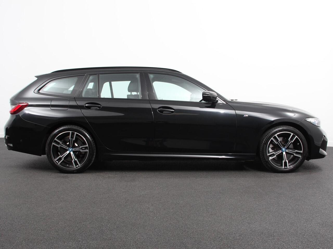 BMW 3-SERIE Touring 330e Touring M Sport PHEV | DEMO ! | Navigatie | Climate Control | Lichtmetalen velgen | LED | Virtual Cockpit | Parkeersensoren Voor en Achter | Achteruitrijcamera | Apple carplay/ Android auto | Stoelverwarming | Stuur verwarming | Elektrische a