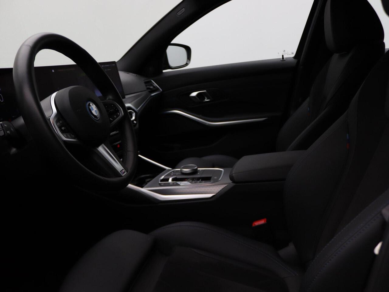 BMW 3-SERIE Touring 320e M Sportpakket | Entertainment Pack | Sportstoelen | Cruise Control | DAB | Harman Kardon | 18''