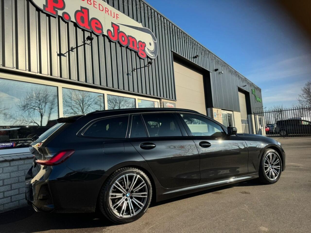 BMW 3-SERIE 318I M-sport Touring G21 Facelift Widescreen Carplay Leder Trekhaak Nederlands