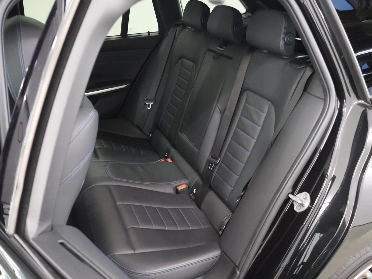 BMW 3-SERIE Touring 330e xDrive | M-Sport | Panoramadak | HUD | Curved Display | Ele.verstelbare stoelen + Geheugen | Camera | Apple CarPlay/Android Auto | Standkachel | Adaptieve Cruise Control | BMW LED |