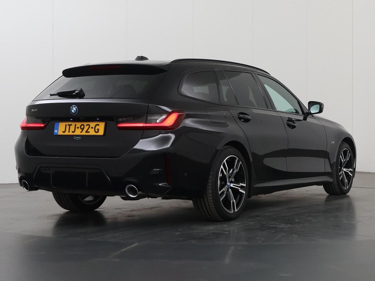 BMW 3-SERIE Touring 330e xDrive | M-Sport | Panoramadak | HUD | Curved Display | Ele.verstelbare stoelen + Geheugen | Camera | Apple CarPlay/Android Auto | Standkachel | Adaptieve Cruise Control | BMW LED |