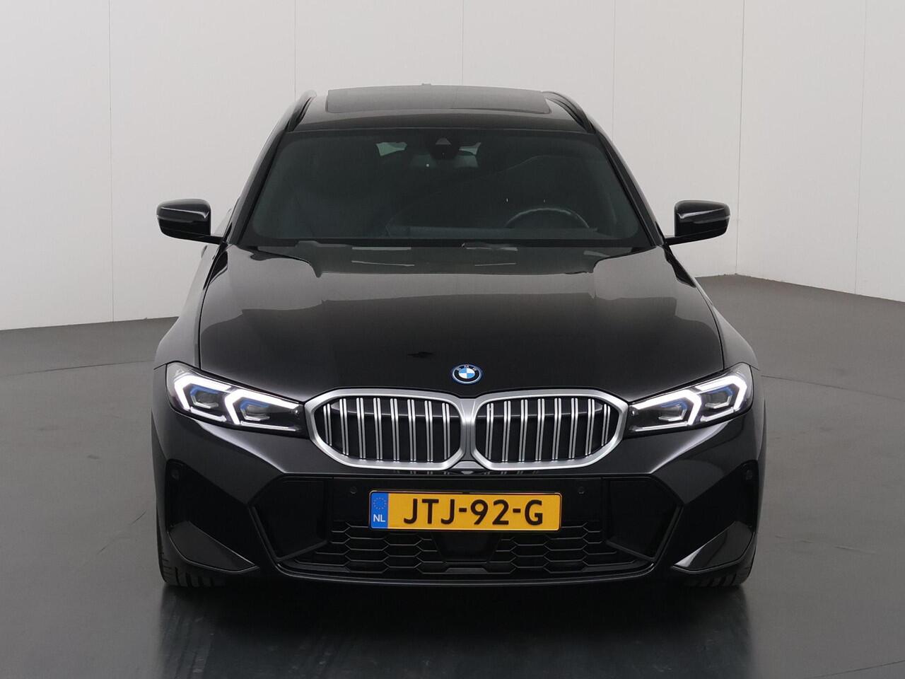 BMW 3-SERIE Touring 330e xDrive | M-Sport | Panoramadak | HUD | Curved Display | Ele.verstelbare stoelen + Geheugen | Camera | Apple CarPlay/Android Auto | Standkachel | Adaptieve Cruise Control | BMW LED |